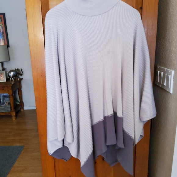 Lululemon On the Go Poncho EUC - Picture 9 of 13